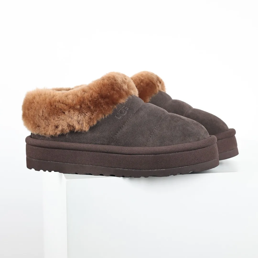 Pick up locally💰660 Core recommendation Good price Cashmere insoles are a very suitable choice for keeping warm in winter and at home. In the new year, uug launched a series of styles, which are partially geared towards the preferences of young consumers and have also moved to the forefront of fashion trends. Shoe body material Water-repellent coated suede upper 17mm UGGPURE™ implanted wool insole Lightweight non-slip comfortable rubber outsole With brand LOGO Trademark Comes with a full set of packaging Size: 35 36 37 38 39 40